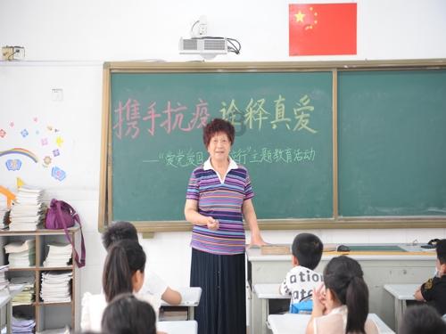 爱吃叶子的毛毛虫